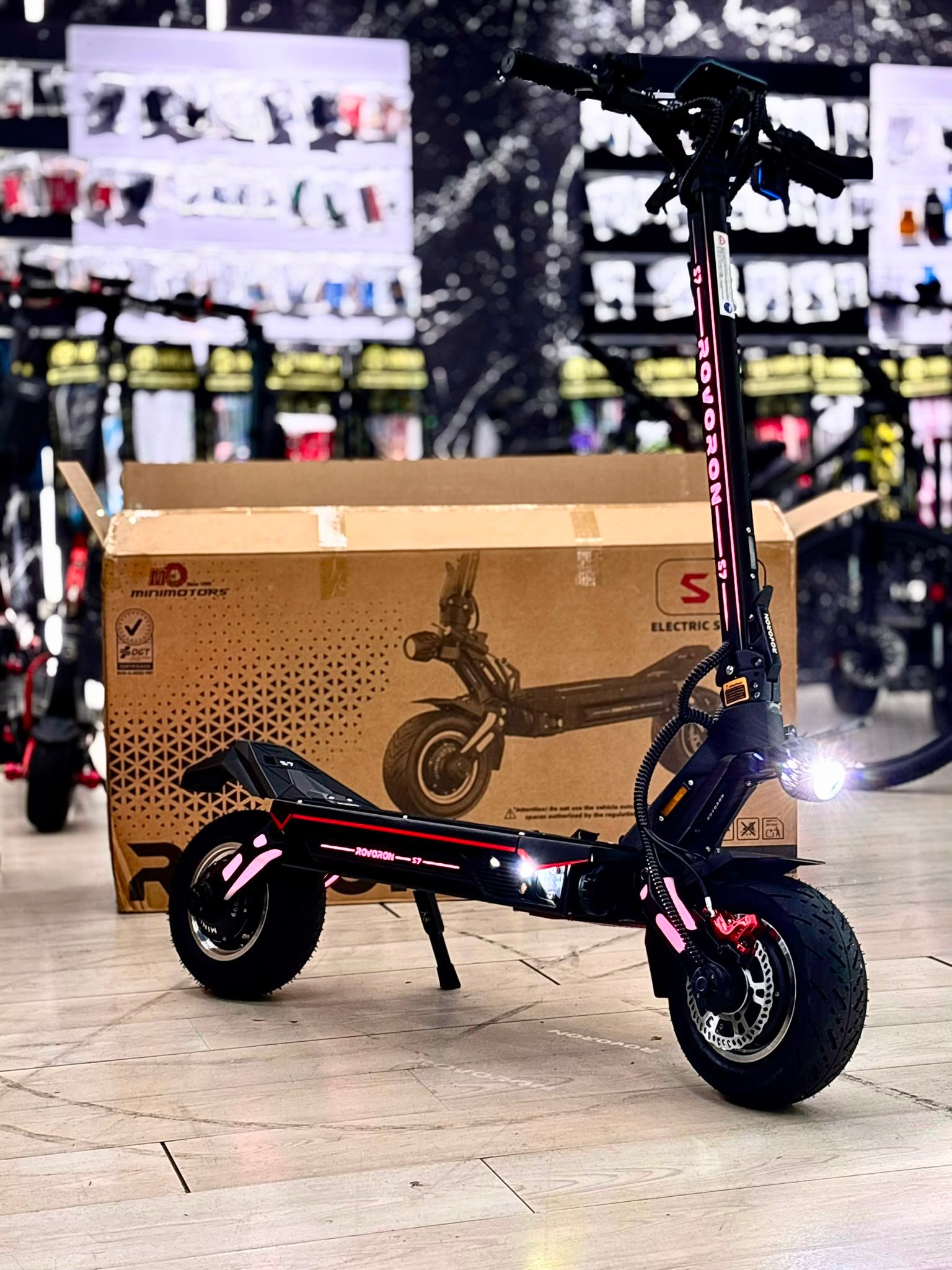 Patinete eléctrico durante un proceso de reparación en el taller Scooterland59 Madrid